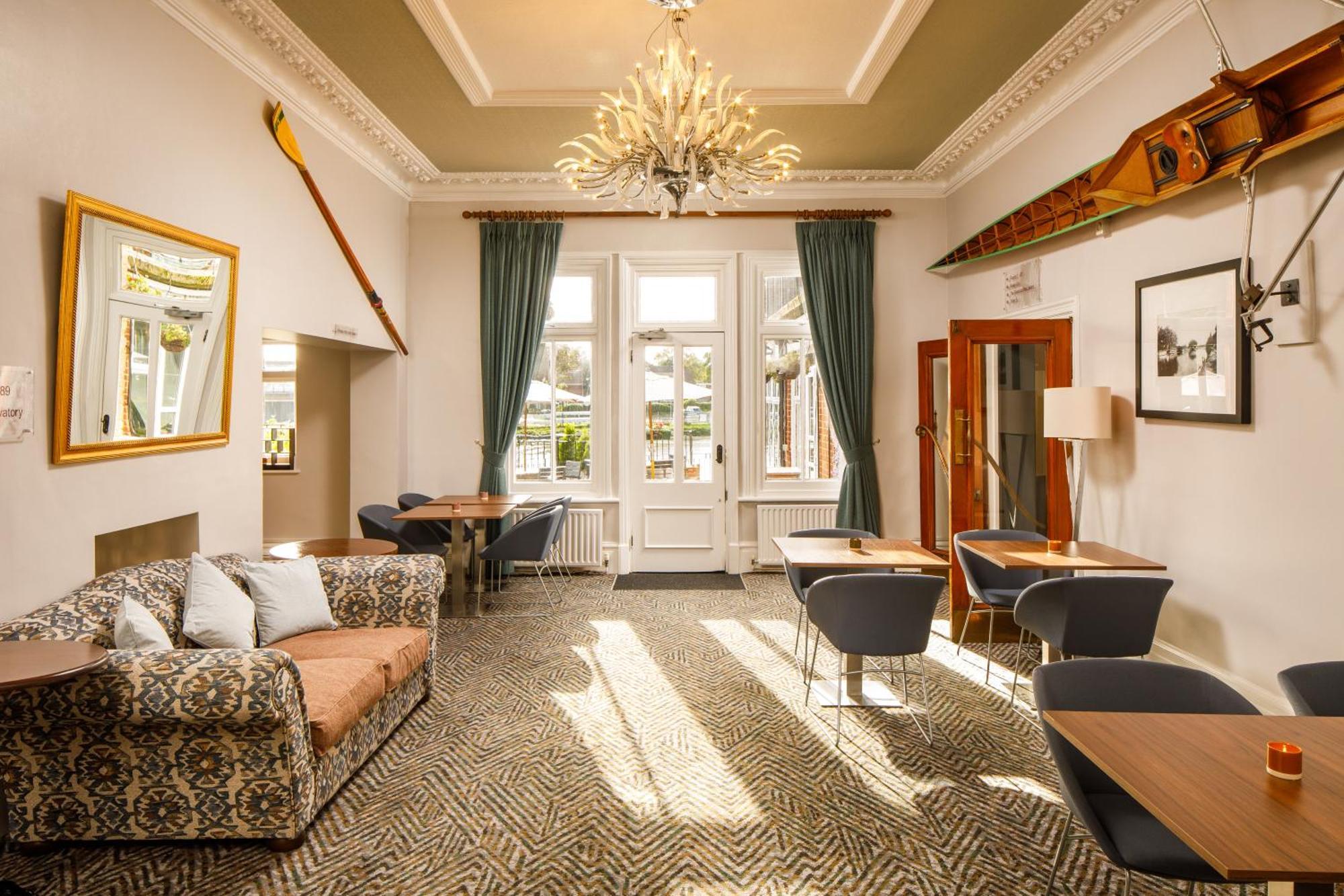 Sunday London Staines-Upon-Thames Heathrow T5 Hotel Exterior foto
