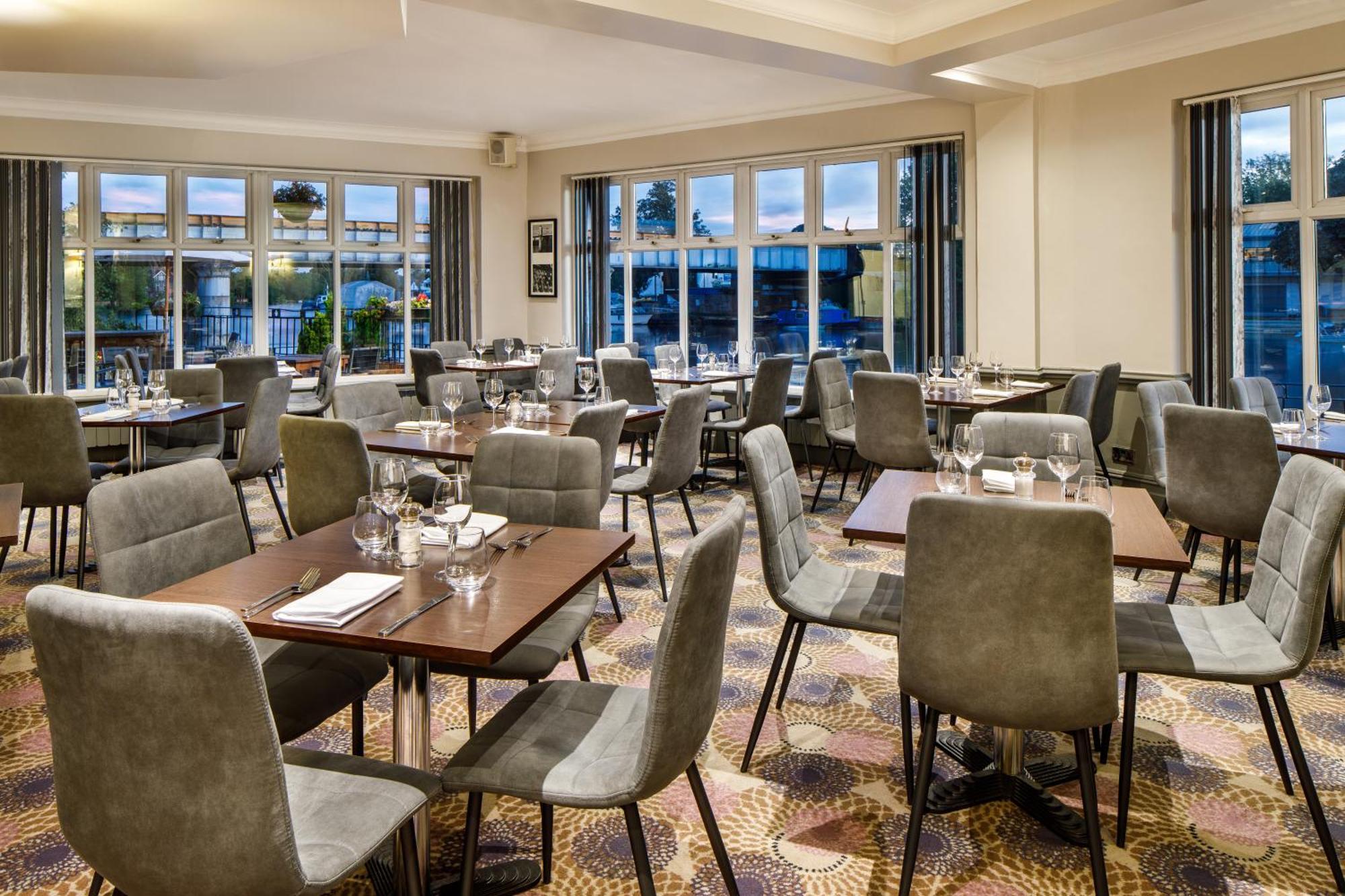 Sunday London Staines-Upon-Thames Heathrow T5 Hotel Exterior foto