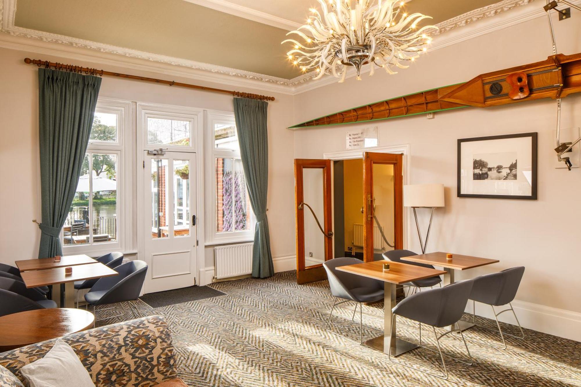 Sunday London Staines-Upon-Thames Heathrow T5 Hotel Exterior foto