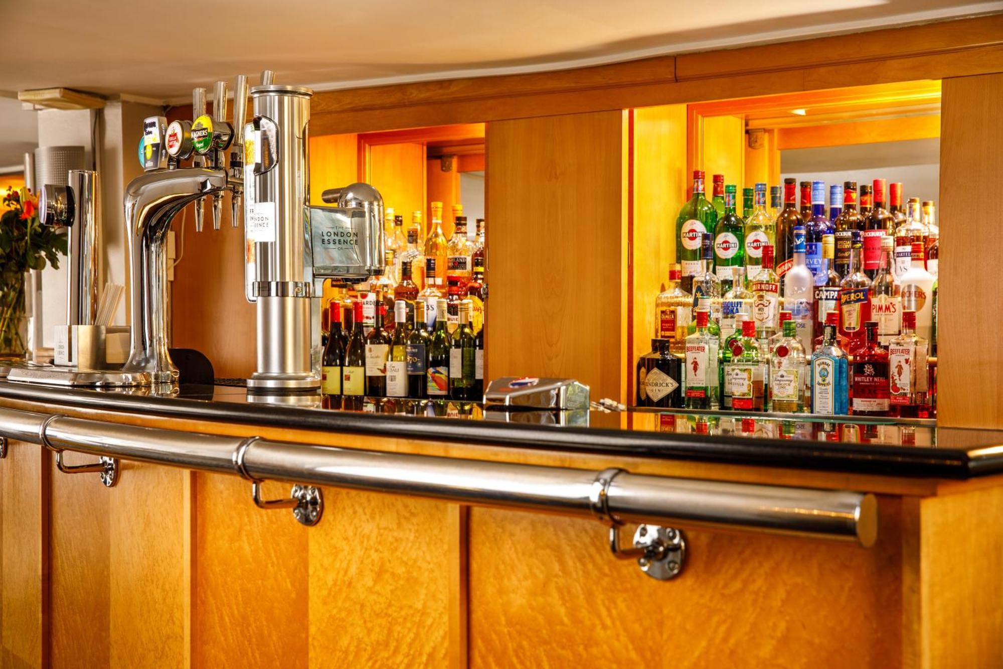 Sunday London Staines-Upon-Thames Heathrow T5 Hotel Exterior foto