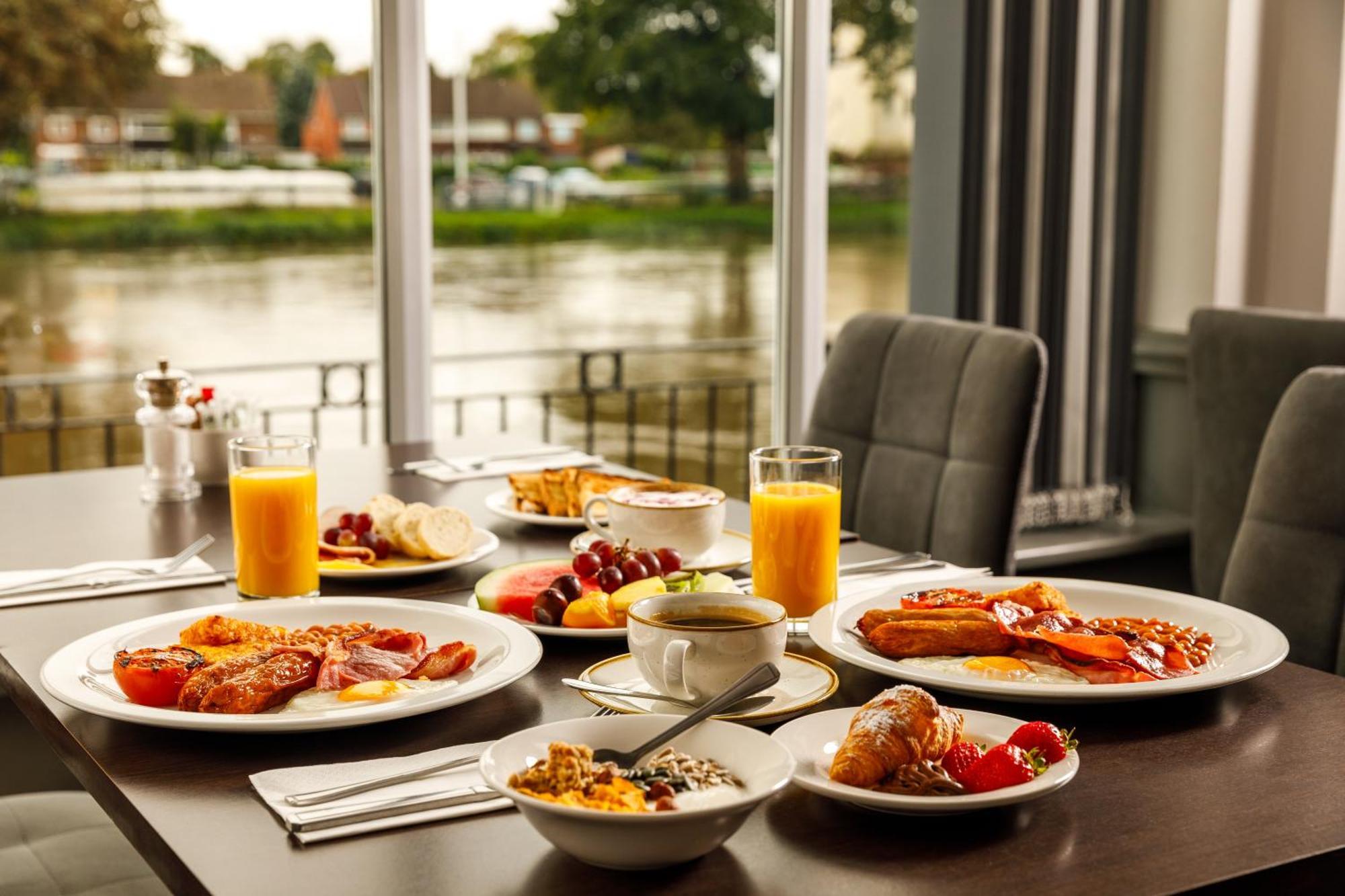 Sunday London Staines-Upon-Thames Heathrow T5 Hotel Exterior foto