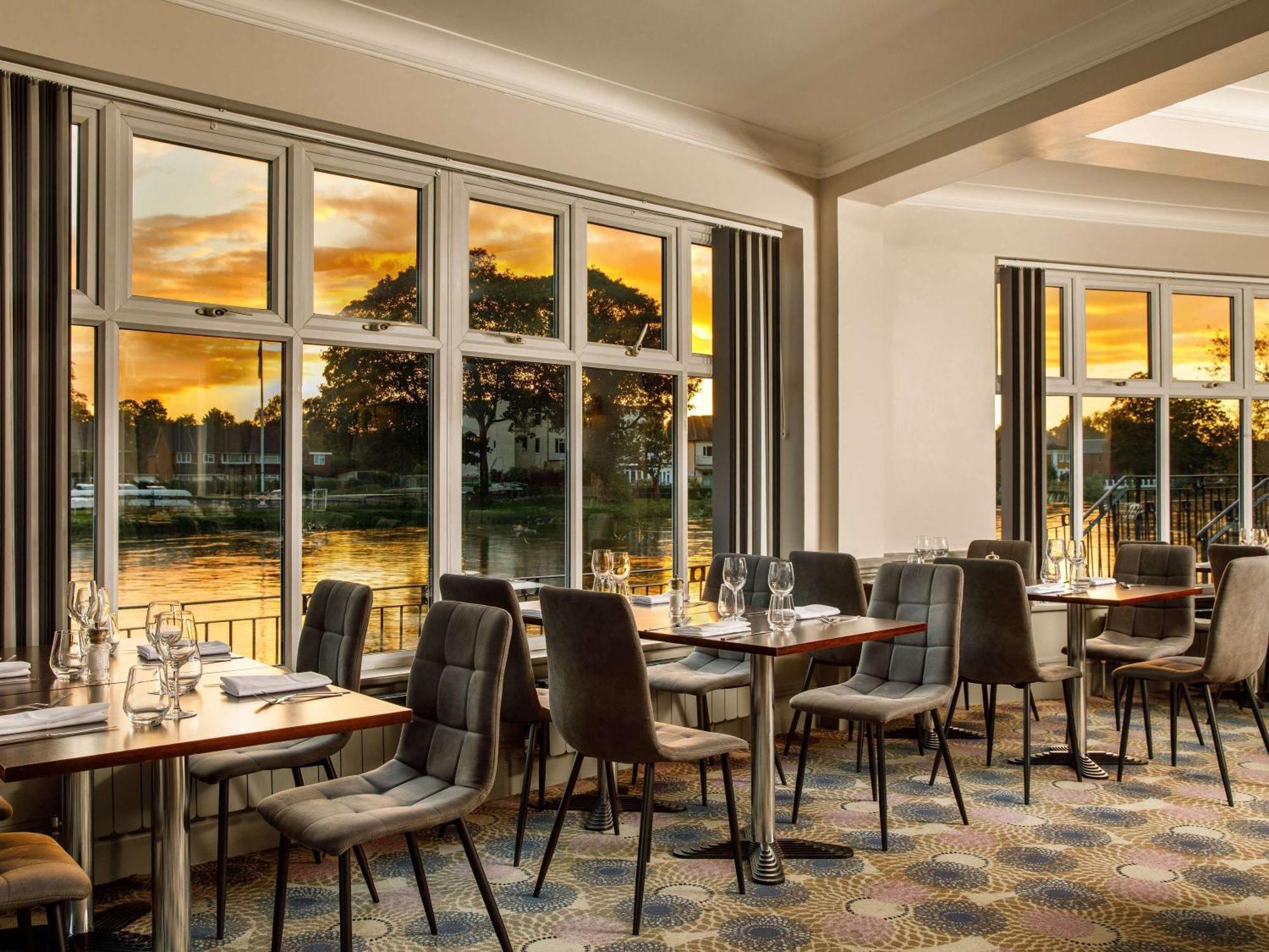 Sunday London Staines-Upon-Thames Heathrow T5 Hotel Exterior foto