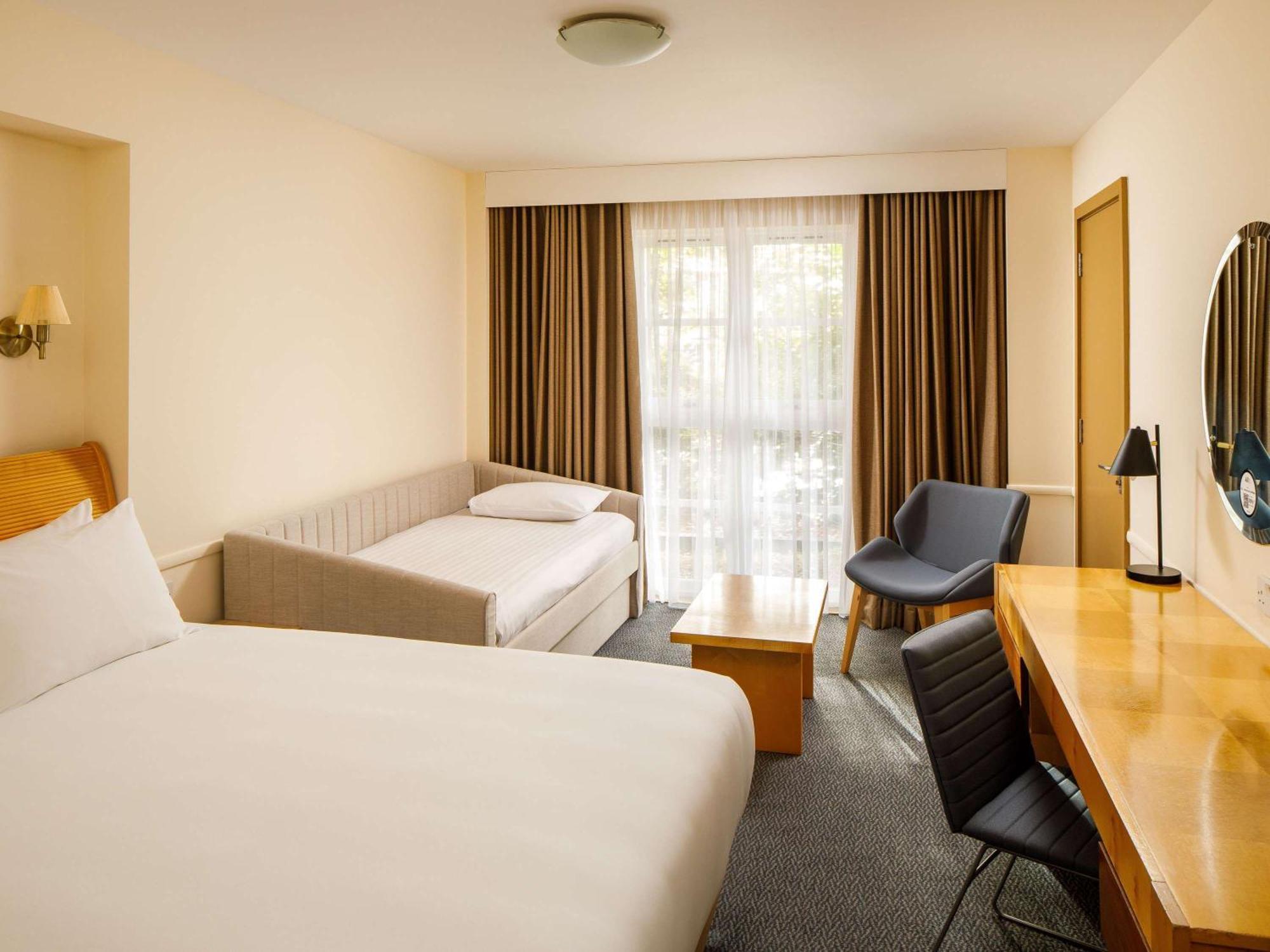 Sunday London Staines-Upon-Thames Heathrow T5 Hotel Exterior foto