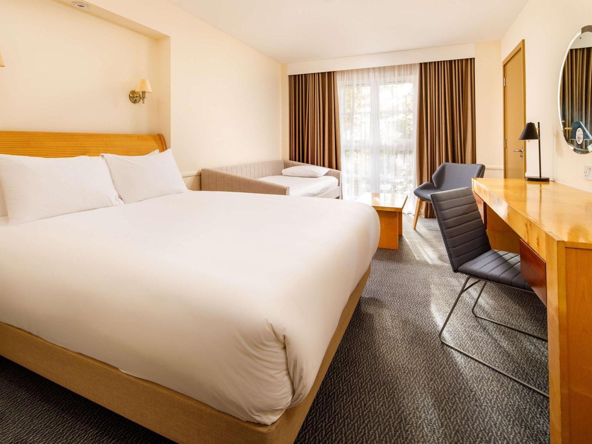 Sunday London Staines-Upon-Thames Heathrow T5 Hotel Exterior foto