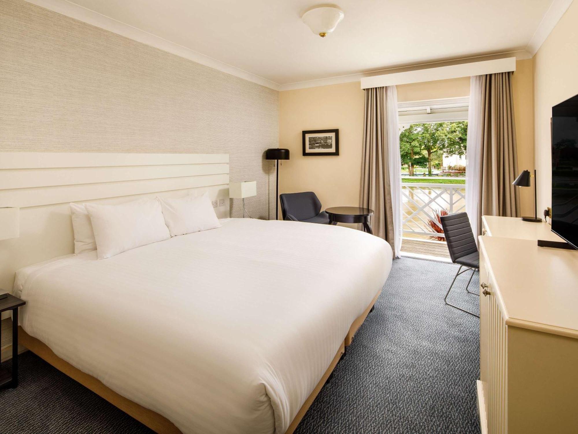 Sunday London Staines-Upon-Thames Heathrow T5 Hotel Exterior foto