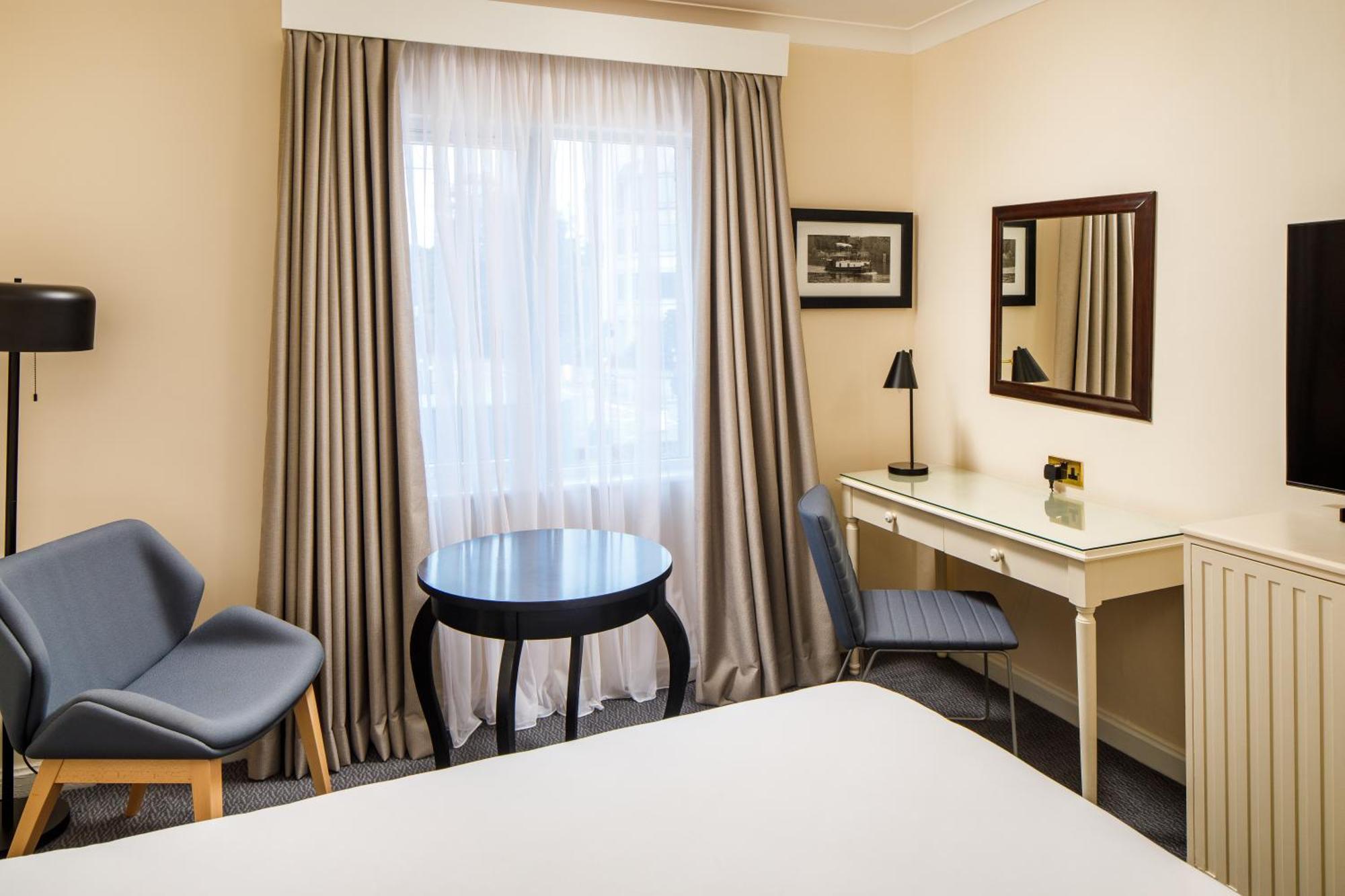 Sunday London Staines-Upon-Thames Heathrow T5 Hotel Exterior foto