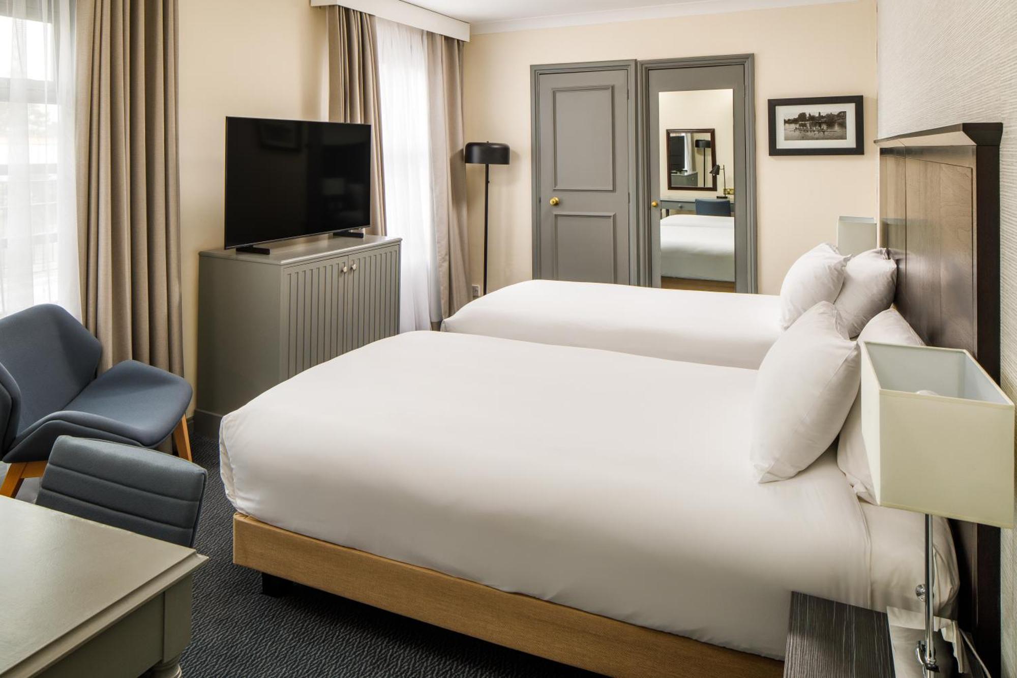 Sunday London Staines-Upon-Thames Heathrow T5 Hotel Exterior foto