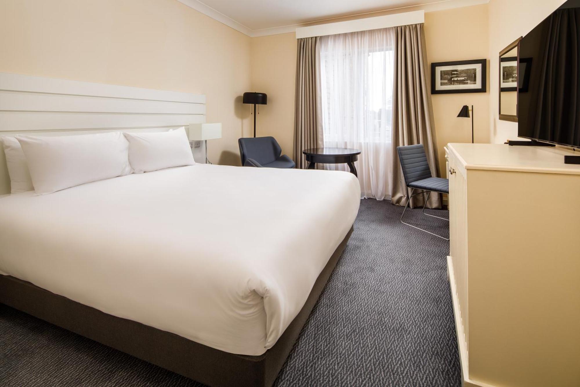 Sunday London Staines-Upon-Thames Heathrow T5 Hotel Exterior foto